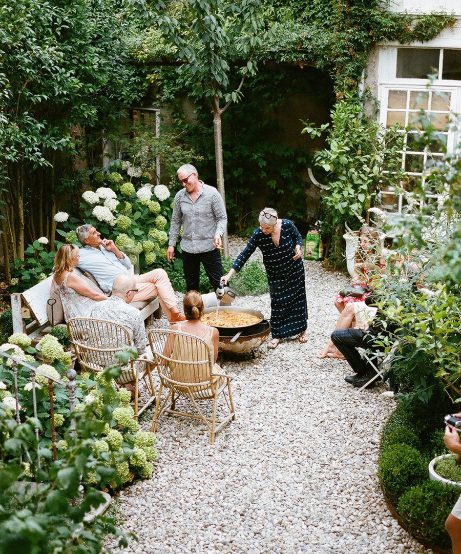 アウトドアリビング 庭 事例写真 ガーデンリビング 楽しみ方 集う 癒やしの空間 遊びの空間 ノウハウ 楽しい時間 大切な時間 アイデア 語り合う